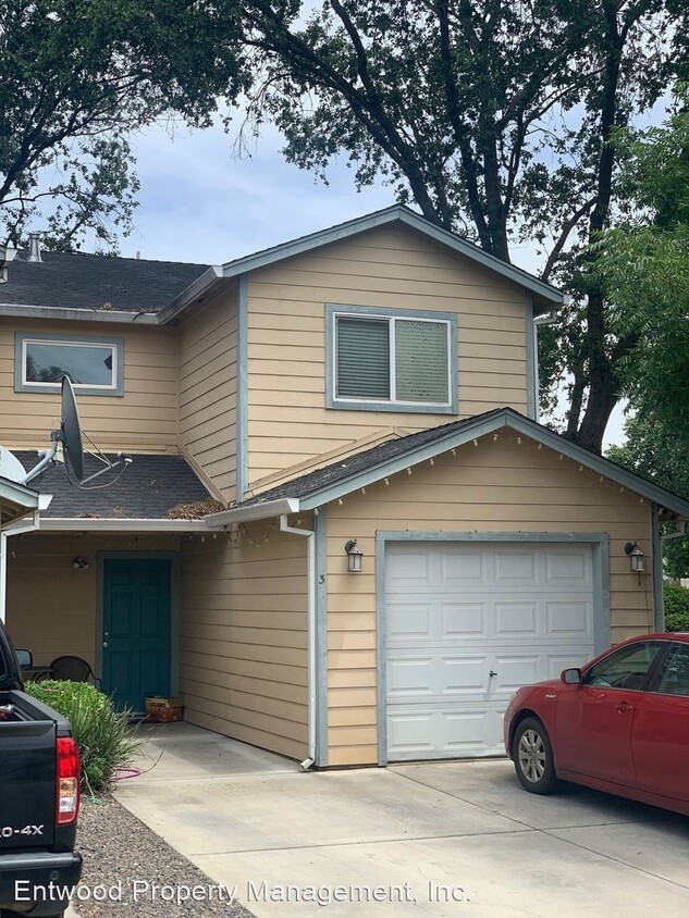 Primary Photo - 985 E Lassen Ave