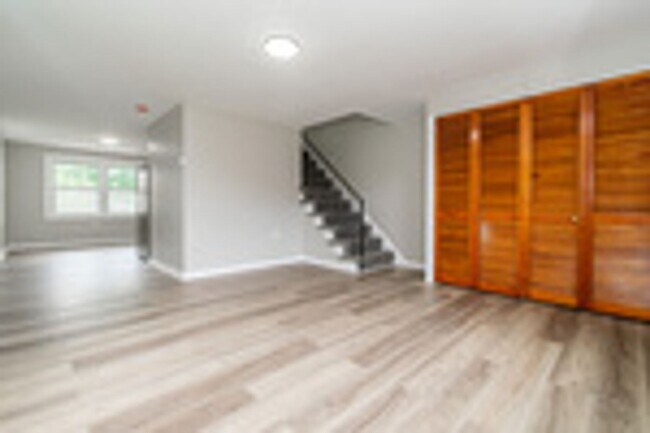 Foto del edificio - Three Bedroom house in Parkville