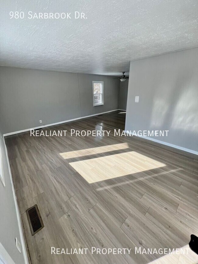 Foto del edificio - 980 Sarbrook Dr