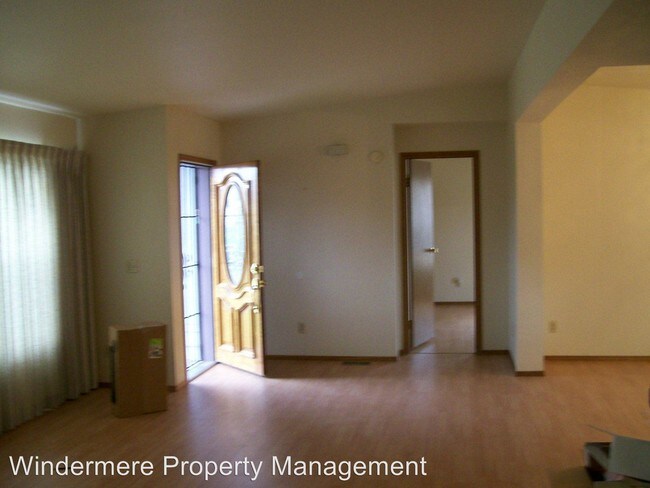 Building Photo - 2020 Sunbar St