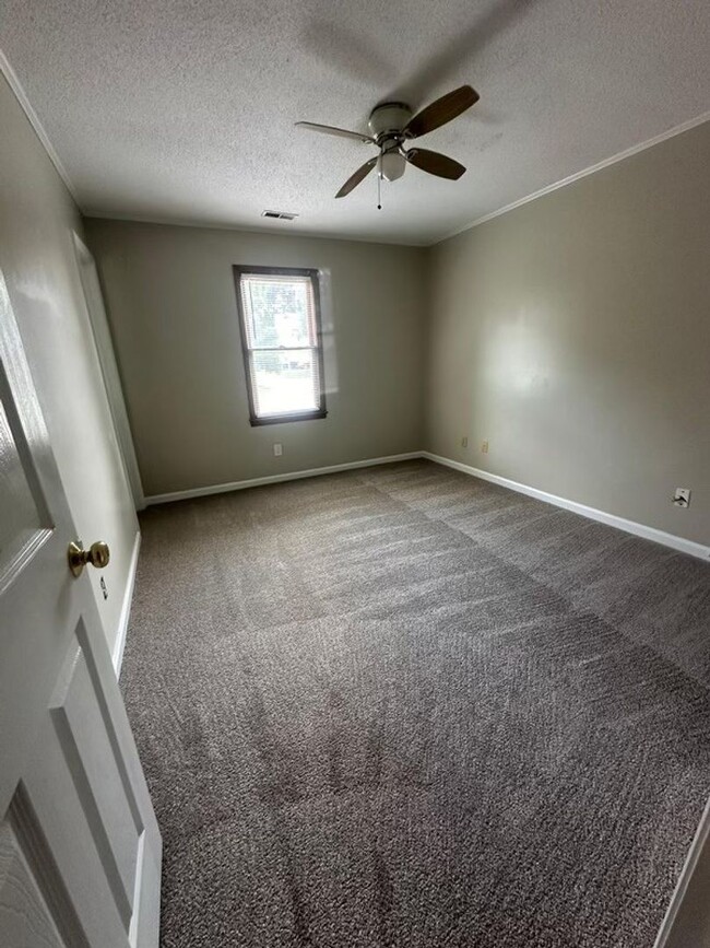 Foto del edificio - FRESH PAINT! NEW FLOORING! 3BR 2.5 BA Two-...