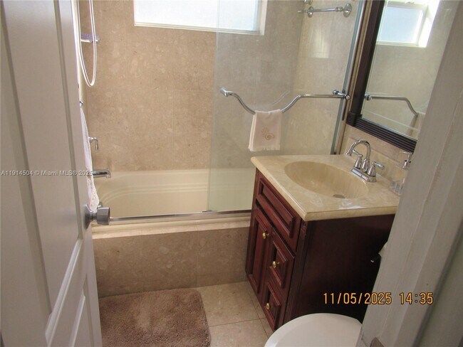 Foto del edificio - 800 NE 6th St