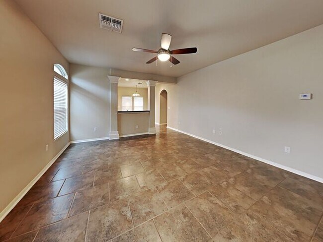 Building Photo - *No Application Fee* *$1,000 off First Mon...