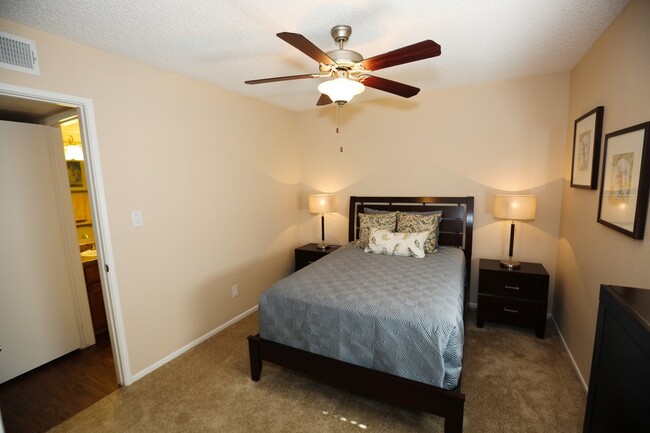 Building Photo - 7 W Mohawk Dr