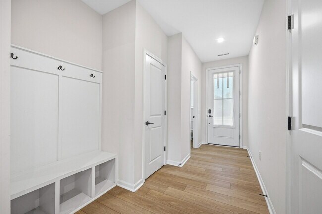 Foto del edificio - "Spacious 3-Bed Townhouse  with 2.5 Baths at 217 Brooks Springs Drive, Fort Mill!"
