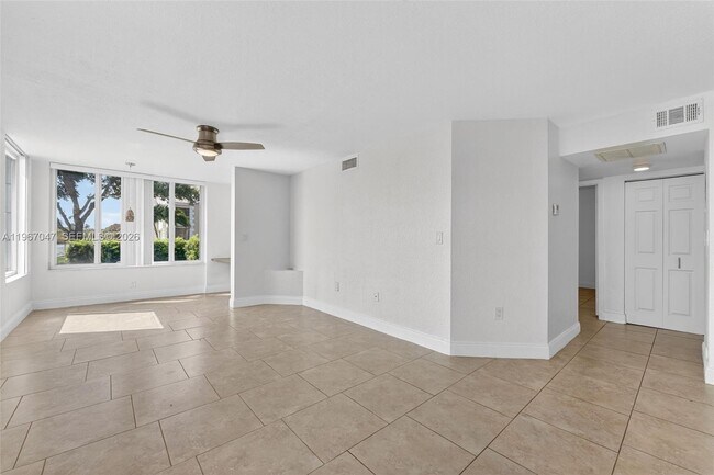 Foto del edificio - 2841 N Oakland Forest Dr