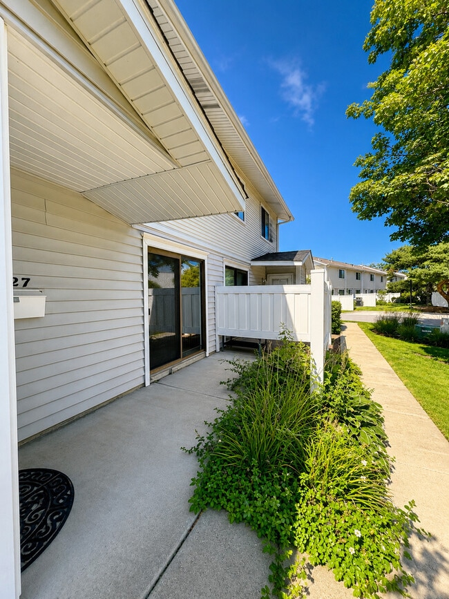 Building Photo - 727 Whitesail Dr