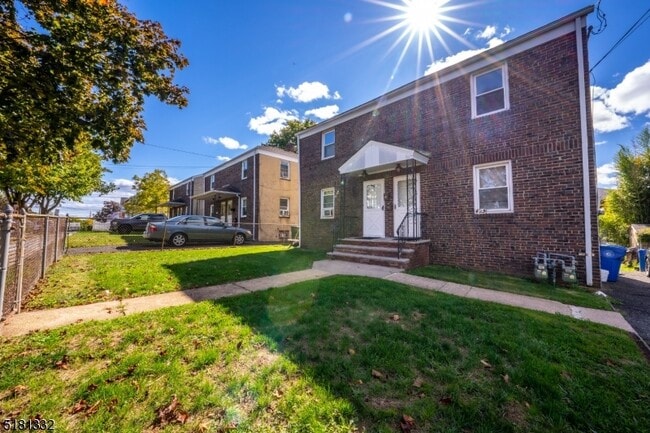 Building Photo - 423 Spruce St