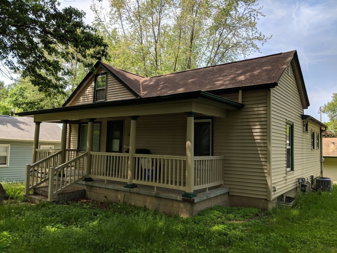 Foto principal - 2 bedroom single-family home in Iowa City