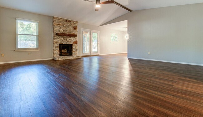 Foto del edificio - Recently renovated, move-in ready 3/2 home...