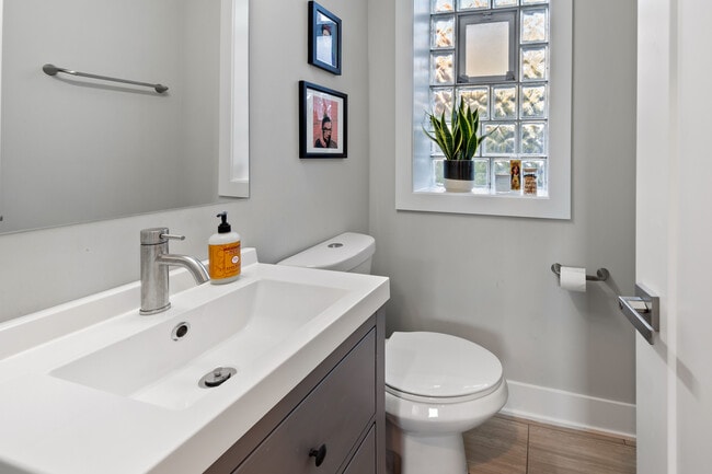 Building Photo - 2144 W Shakespeare Ave