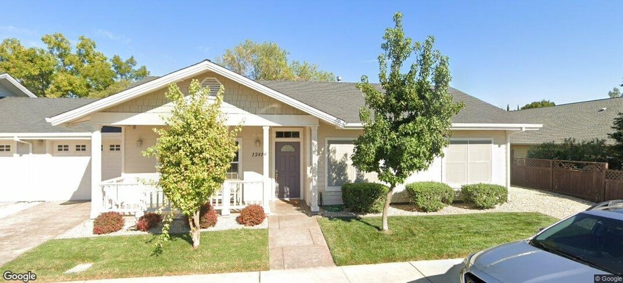 Foto principal - Charming 3/2 Craftsman Home in The Village...