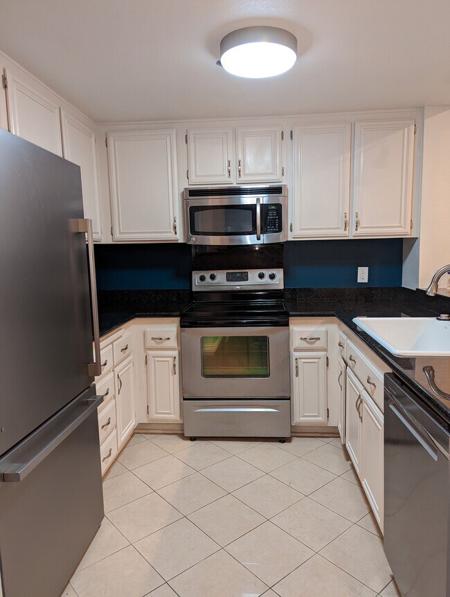 Electric stove/oven and microwave. The refrigerator is not included - 730 W 4th St