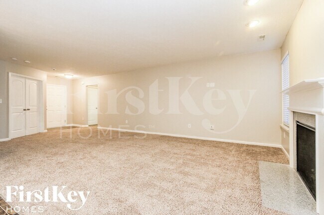 Foto del edificio - 8126 Oakley Ln