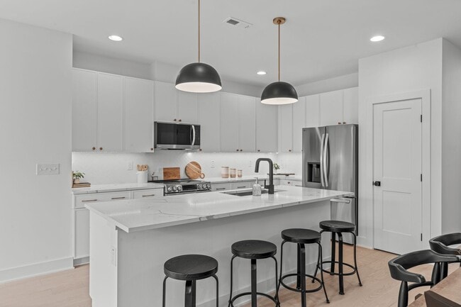 Foto del edificio - Luxurious New Construction 4BD, 4BA Downto...