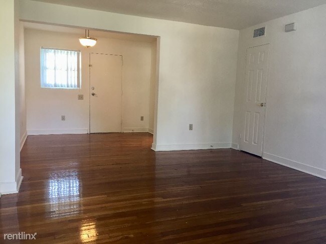 Building Photo - 2 br, 1 bath Townhome - 12 Chartom Court