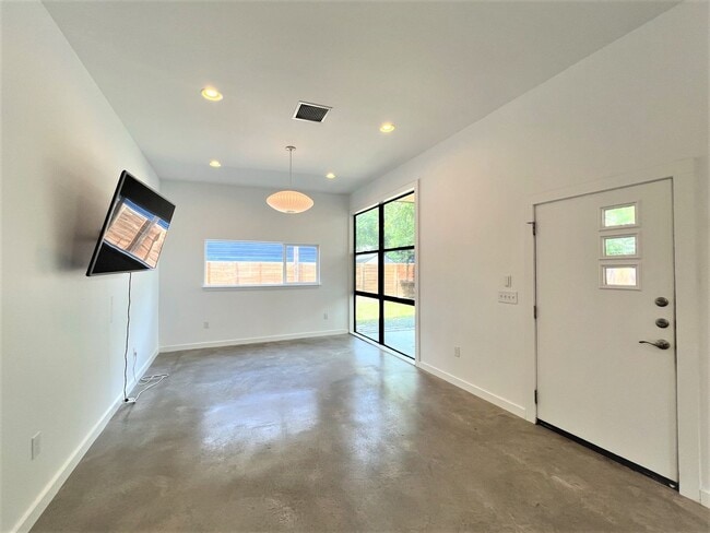 Building Photo - Awesome East Austin Flat