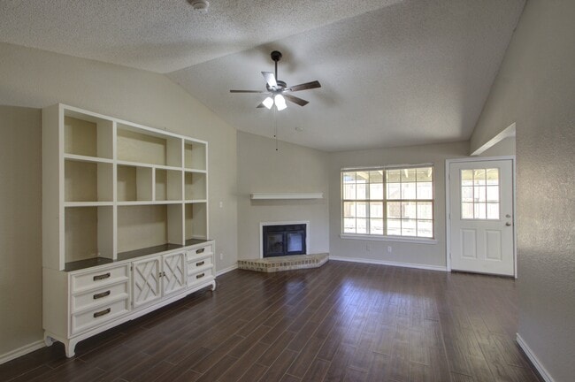 Building Photo - 118 Val Verde Trail