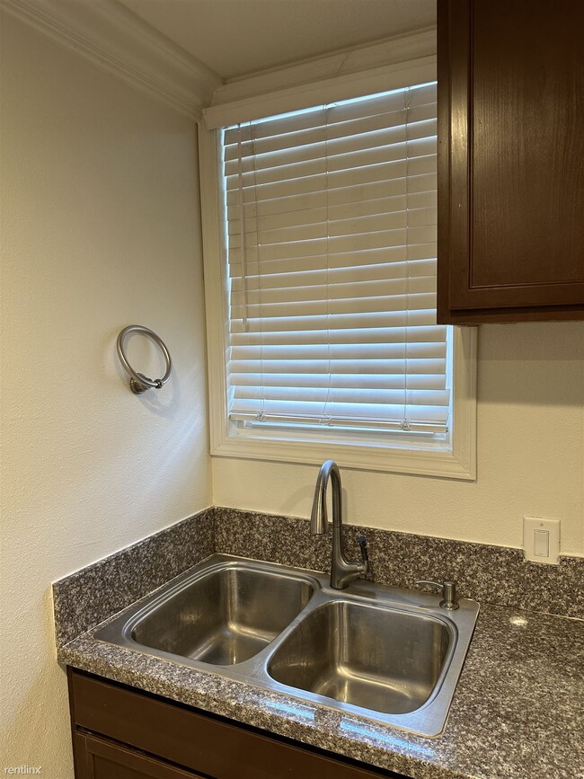 Foto del edificio - 1 br, 1 bath Triplex - 1639 West Roseburg ...