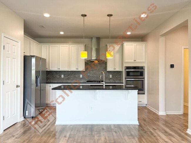 Building Photo - Beautiful 4 Bedroom 2.5 Bathroom End Unit ...