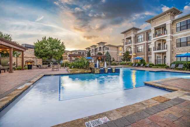 Piscina estilo resort con zona para broncearse y solárium - Bexley Lake Forest