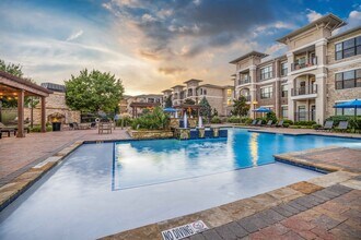 Building Photo - Bexley Lake Forest