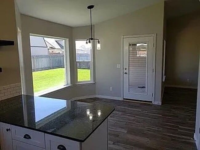 Building Photo - 3-bed, 2-bath, 2-car garage, Vinyl Fenced Back Yard, 1514 Sq Ft.