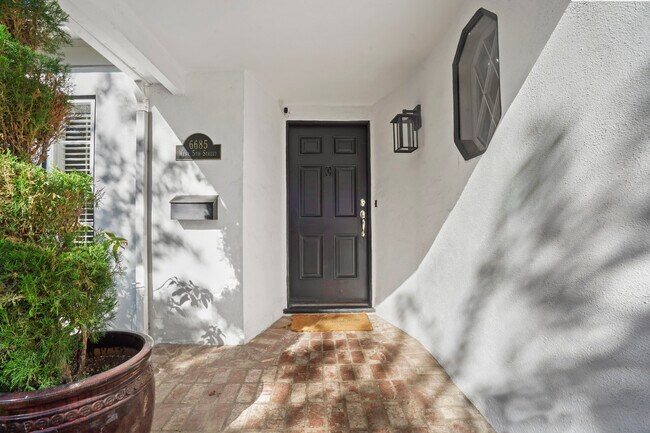 Foto del edificio - 6685 W 5th St