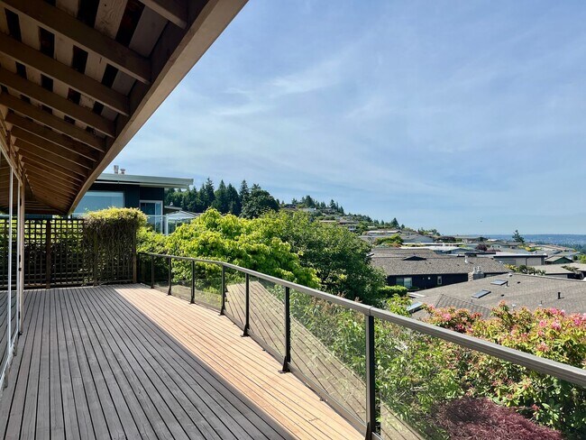 Building Photo - Light-Filled Somerset View Home