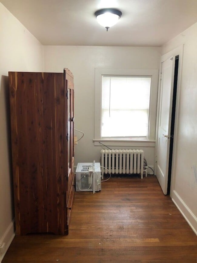 Building Photo - 3 Bed, 1 Bath Home Conveniently located to...