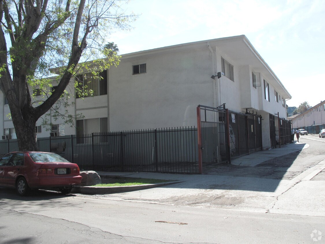 3851 Coco, ¡alejado - 3851 Coco Ave