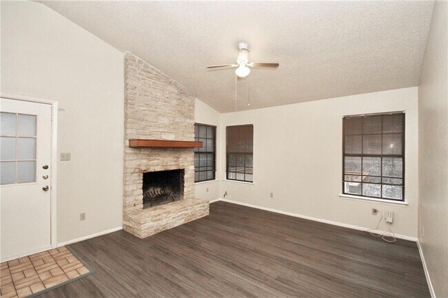 Foto del edificio - 6710 Hart Ln
