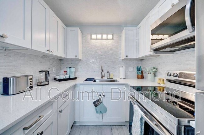 Building Photo - 7308 Sunset Ave