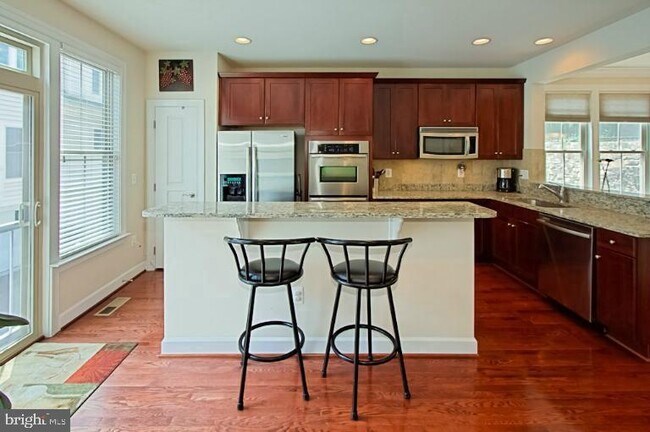 Building Photo - 2662 S Kenmore Ct