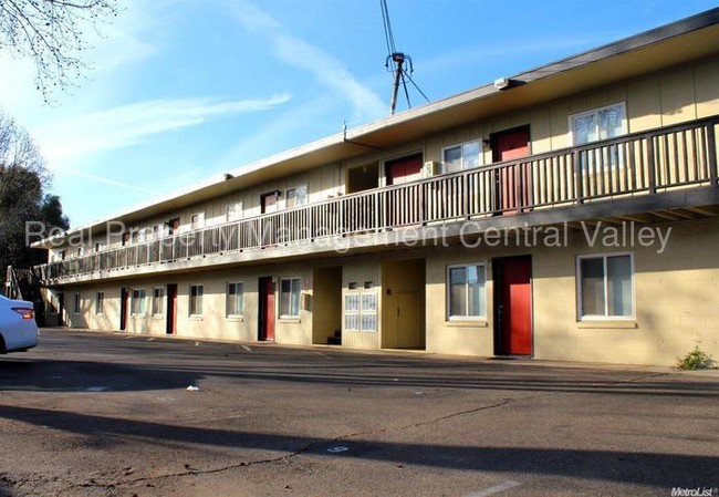 Building Photo - Spacious Modesto 2 Bedroom 1 Bath Apartment