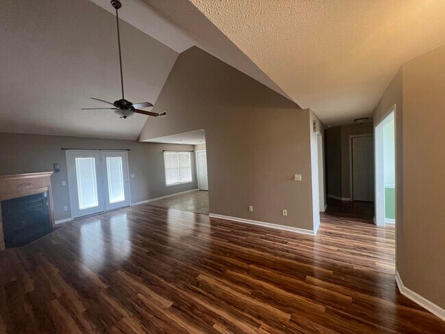 Foto del edificio - 6770 J J Roberts Dr