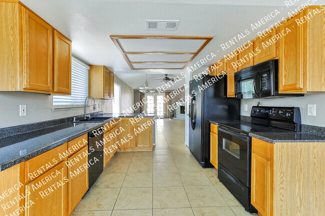 Foto del edificio - Awesome home in great location with RV gate!