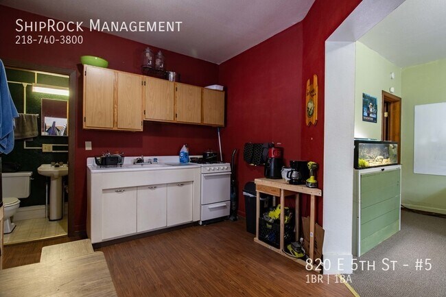 Foto del edificio - 820 E 5th St