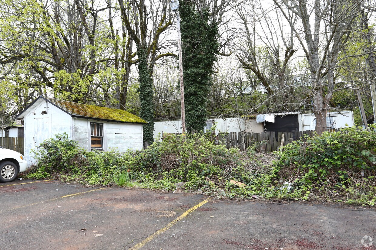 Building Photo - Oak Crest Mobile Home Village