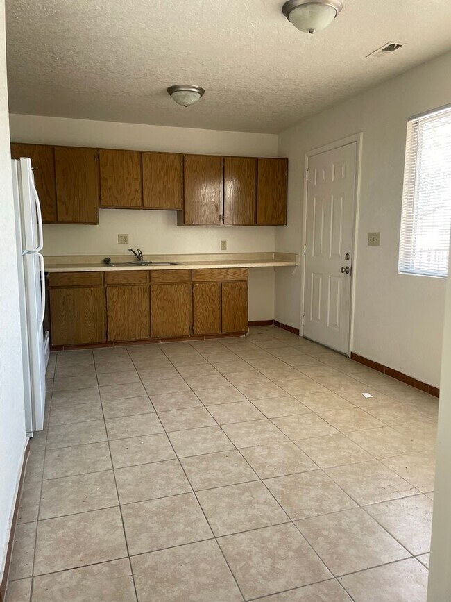 Building Photo - Diamond Ridge 02