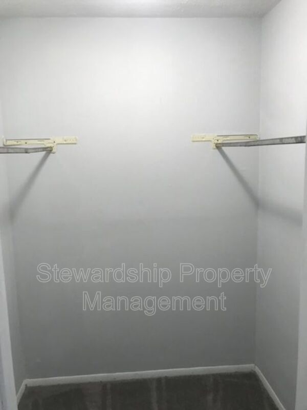 Building Photo - 851 Kerns Dr NE