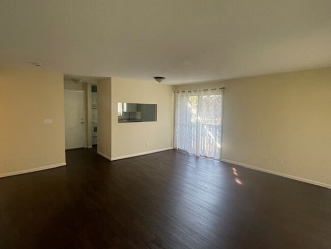 Building Photo - Upper unit condo in Winston-Salem