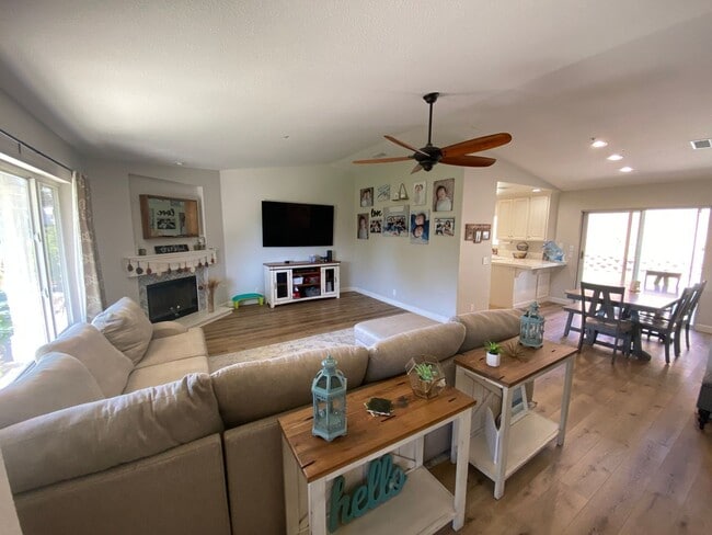 Building Photo - Beautiful 5 Bed, 2 Bath with Large Yard in Mount Helix!!