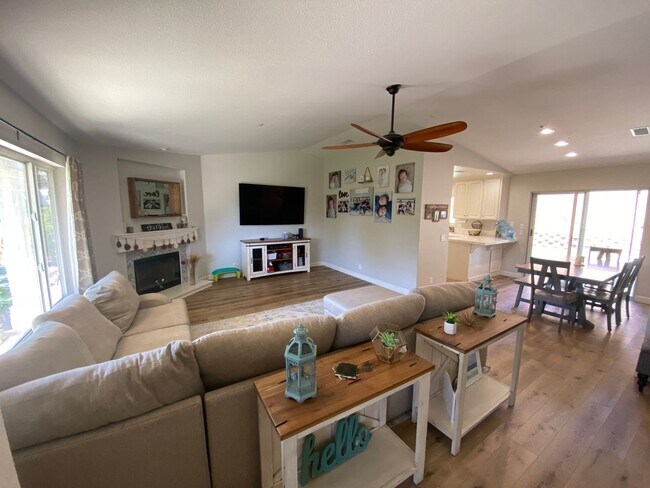 Foto del edificio - Beautiful 5 Bed, 2 Bath with Large Yard in Mount Helix!!
