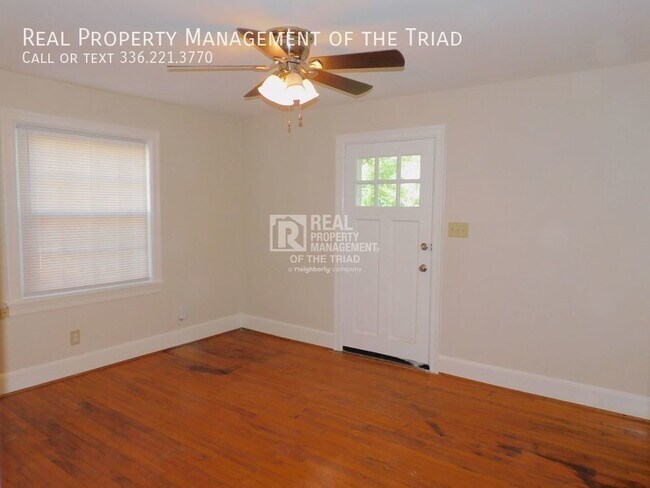 Foto del edificio - Mid-Town Greensboro 2 Bed / 1 Bath Duplex ...
