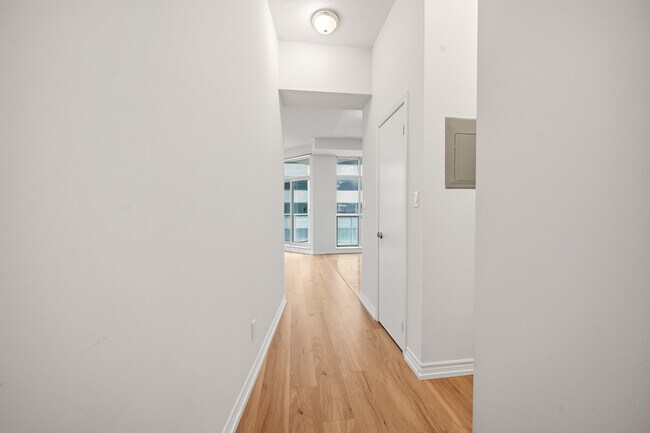 Building Photo - 410 Queens Quay W
