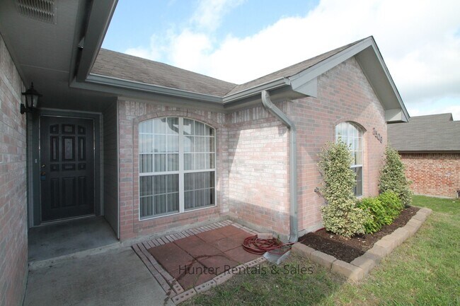Building Photo - Awesome Three-Bedroom Across From Maxdale ...