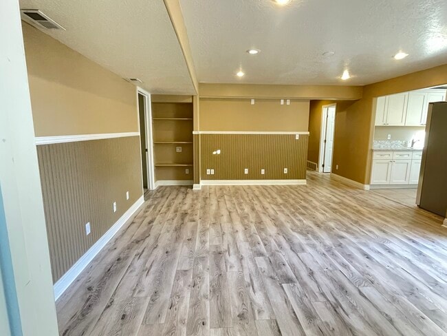 Building Photo - 719 W 2175 N