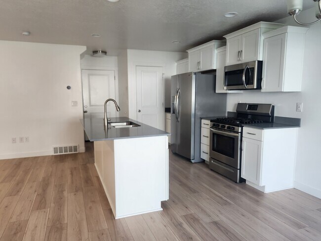 Building Photo - 14928 Messi St