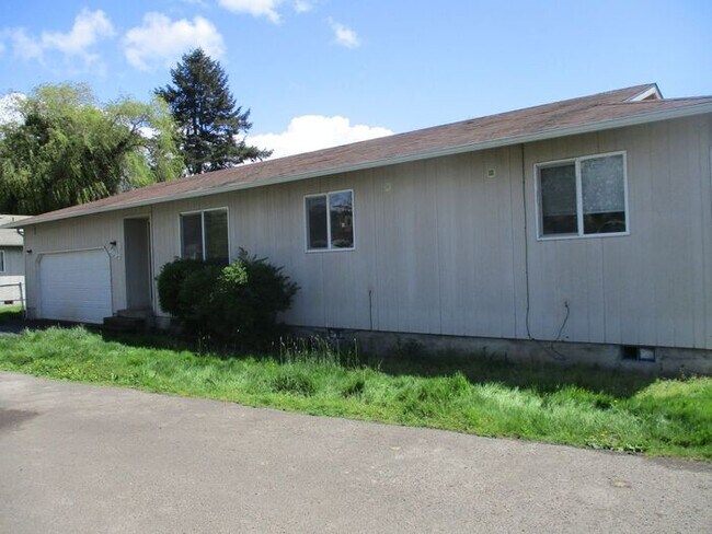Building Photo - 5007 Ocean Beach Hwy unit B- Longview, WA